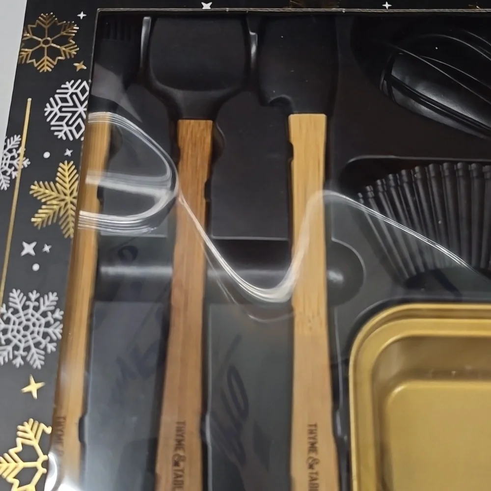 Thyme & Table 11 pc Mini Baking Set Dishwasher Safe Silicone Cupcake Liners NWT